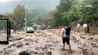 陽金公路搶通又土石流　大小石塊堆滿路