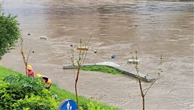 有網友分享，碧潭河堤旁的人行道被雨水淹沒。（圖／翻攝自我們是新店人!! 好山好水，就是愛新店 臉書）