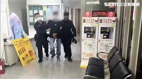 越南籍阮男酒後帶槍到華西街夜市閒晃遭逮。（圖／翻攝畫面）