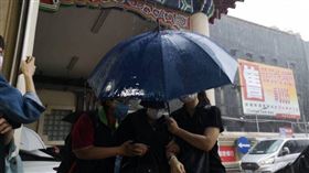 ▲蔡母今下午哭到癱軟仍現身板殯，陪同愛女解剖以釐清死因。（圖／翻攝畫面）