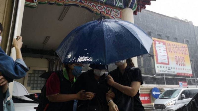 母哭到癱軟堅持相伴　大馬女遺體板殯相驗