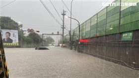 台灣受到輕颱尼莎影響降下豪大雨，新北市汐止區南陽街頓成汪洋一片。（圖／翻攝畫面）