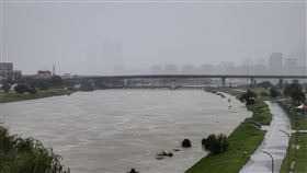 台北持續降雨　基隆河水位上漲氣象局16日表示，輕颱尼莎增強長胖，目前已是最接近台灣的時間點，白天全台各地有雨，北北基桃、宜花等地區較顯著。台北市基隆河水位明顯上漲，河濱疏散門上午8時起只出不進，部分道路紅黃線同時開放停車，所有路邊停車暫停收費。中央社記者王飛華攝　111年10月16日