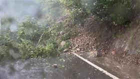 桃園復興區道路坍塌  市府搶修籲注意路況桃園市16日雨勢不斷，造成復興區多處路段落石，目前下巴陵往爺亨道路已恢復通行，但桃113線落石處仍在搶修，呼籲用路人注意相關訊息。（桃園市警局大溪分局提供）中央社記者吳睿騏桃園傳真  111年10月16日