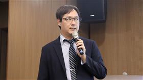 學者：習近平10年  台灣議題在中共決策序列往前政治大學東亞研究所特聘教授王信賢12日在「一個人或一個時代：習近平執政十週年的檢視」新書發表會上說，中共總書記習近平執政以來，兩岸關係鑲嵌在民族主義和中美競爭兩個大局裡，因此台灣議題在中共的決策序列裡被往前移。中央社記者呂佳蓉台北攝  111年10月12日