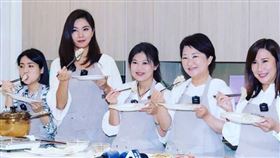 台中市長盧秀燕今（16）天北上合體國民黨台北市議員游淑慧、徐巧芯、鍾沛君以及參選人柳采葳一起包水餃，結果身高差引發討論。（圖／翻攝自徐巧芯臉書）