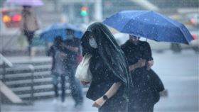 颱風尼莎影響　台北雨勢明顯（3）颱風尼莎外圍環流及東北季風影響，16日白天全台各地有雨，北北基桃、宜花等地區較顯著，預估16日晚間至17日北北基桃雨勢還是會持續。台北市中正區有民眾利用衣服擋雨。中央社記者王飛華攝  111年10月16日