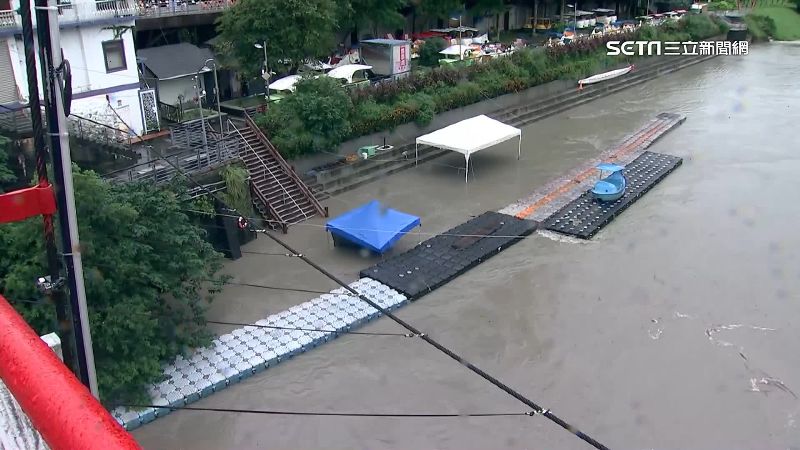 新店碧潭溪水暴漲！步道「椅子被淹掉」