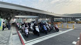 高雄車站臨時站西路開通（2）高雄市中博高架橋引道拆除，車流8日起改平面行駛站西路，交通局表示，為避免車流壅塞，盼用路人放慢速率，此外，臨時站西路也禁止大型車輛行駛，呼籲用路人依現場牌面指示行車，維持交通安全。中央社記者董俊志攝  110年3月8日