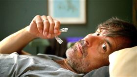 德國喜劇影帝克里斯多福赫斯特在電影《趴兔青春期》由於荷爾蒙作怪、生活一團混亂。（圖／海鵬提供）