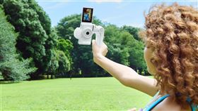 圖4) Sony ZV-1F 可透過防震「積極模式」 拍攝穩定清晰影片，且內建「風格外觀」提供豐富濾鏡色調捕捉更有型的影像。