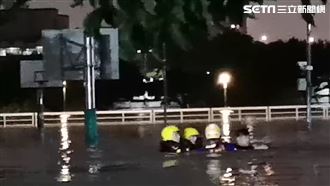 新／士林堤外民眾受困！男子緊抱籃球架