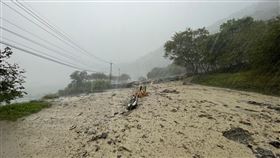 北橫公路台7線土石坍滑  道路中斷交通部公路總局第4區養護工程處指出，北橫公路台7線86.5公里（大同鄉英士）路段16日上邊坡大量土石坍滑，使得道路雙向中斷，已派人員和機具搶修。（交通部公路總局第4區養護工程處提供）中央社記者王朝鈺傳真  111年10月16日