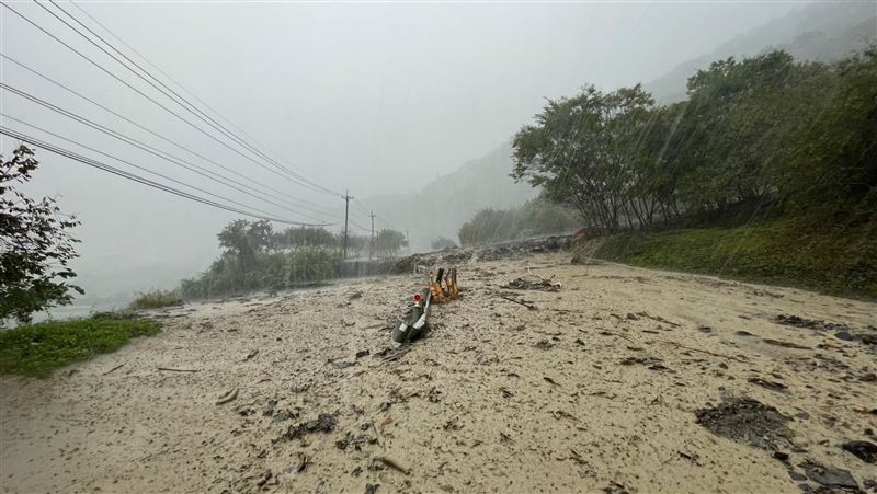 宜大同鄉台7線坍困16車145人　積極搶通中
