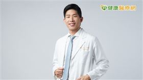 脊椎手術是治療的最後一步，當術後傷口開始癒合，就會增生疤痕組織，但若疤痕組織生長雜亂、不規則，造成神經組織沾黏就可能會有術後疼痛的問題。