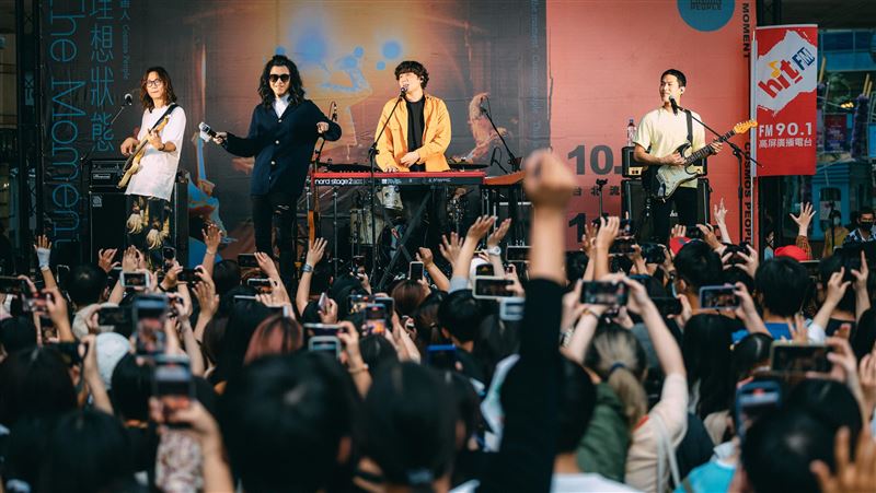 宇宙人唱一半「金曲樂團」衝上台　暴動了
