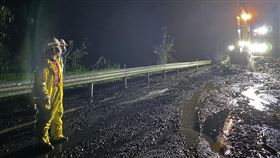 北橫多處坍方民眾受困  王國材指示全力搶救颱風尼莎挾豪雨襲台，宜蘭縣大同鄉16日發生土石流，造成北橫台7線多處道路坍方，車輛及210人受困。交通部長王國材晚間指示公路總局全力搶救。（公路總局提供）中央社記者汪淑芬傳真  111年10月16日