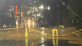 基隆暖暖街山壁土石滑落！「泥水灌入民宅」住戶急撤離（圖／翻攝自暖暖好所在）