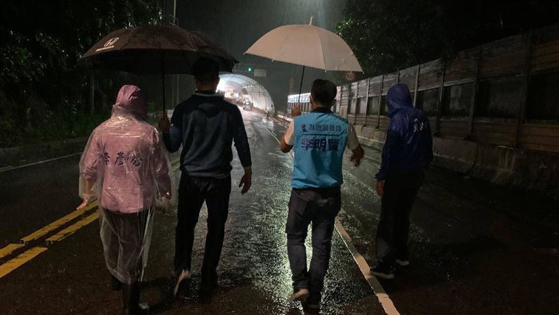 康湖隧道口崩塌照曝！蔣萬安深夜冒雨勘災