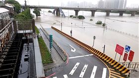 新北堤外仍淹不停，市府宣布，所有水門、越堤道明天繼續關。（圖／新北市提供）