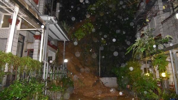 現場照曝！伯爵山莊「土石流吞沒」民宅門