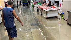 卓冠廷貼出樹林保安市場淹水畫面。（圖／翻攝自卓冠廷臉書）