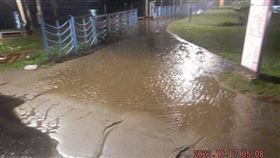 基隆河百齡右岸河濱公園泥濘遍布。（圖／北市府提供）