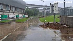 台北市河濱公園在豪雨過後全是泥濘及枯枝。（圖／翻攝畫面）