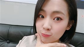 徐巧芯16日合體台中市長盧秀燕等人包水餃，在臉書發文表示，決定把水餃皮命名為陳時中，擀一擀再吃掉。（圖／翻攝自徐巧芯臉書）