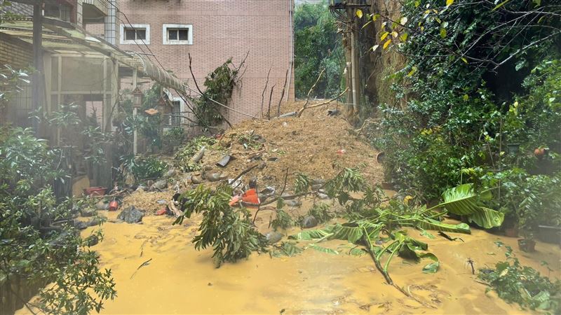 汐止伯爵山莊1樓被土石覆蓋！58住戶撤離