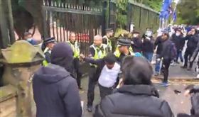 中共20大強調鬥爭  駐英外交戰狼圍毆抗議民眾▲（圖／翻攝自方舟子推特）