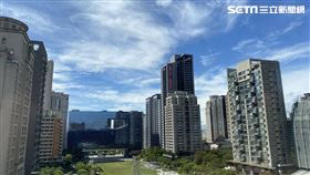 台中市，大太陽，撐陽傘，晴天，颱風無感 (圖／記者李忠憲拍攝)