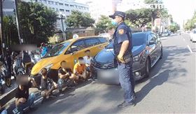 台中地院前聚眾鬥毆，竟是廟會陣頭口角引發。（圖／民眾提供）