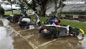三腳渡堤外停車場泡水車災情（2）因颱風尼莎外圍環流加上東北季風產生共伴效應，北台灣雨勢猛烈，台北市三腳渡堤外停車場出現淹水情形，不少機車在17日水退去後東倒西歪。中央社記者徐肇昌攝  111年10月17日