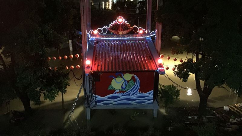 土地公坐穩了！整座廟「升空中」避淹水