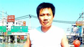 羅友志今（17）天在臉書粉專「羅友志 友話直說」貼照發文寫道，偏，才會頭痛。（圖／翻攝自羅友志 友話直說）