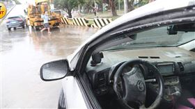 ▲百齡橋下泡水車慘況曝，打開全是泥。（圖／CTWANT）