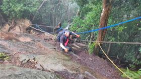 桃園男子神仙縱走失聯2天  救難人員持續搜救桃園市63歲吳姓男子到苗栗縣爬仙山，原定15日午夜返家卻失聯，苗栗縣消防局獲報後根據車輛及手機定位研判，可能在神仙縱走路線上，但搜尋未果，17日持續加派人力在可能熱點擴大搜救。（苗栗縣消防局提供）中央社記者管瑞平傳真  111年10月12日