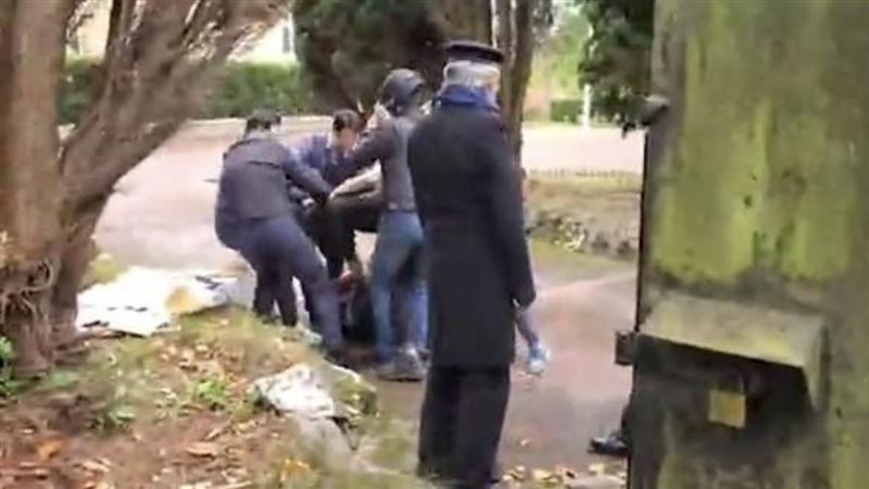 中外交官拖走港人圍毆！英：中應尊重法律