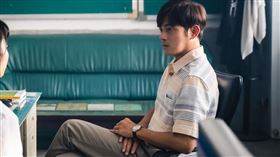 宥勝所飾演的角色在面對學生王渝萱行為逾矩時，拿出老師身份說：「人怎麼會管不住自己的身體」，卻被小藍語氣撩到「起反應」（圖／奇葩娛樂提供）