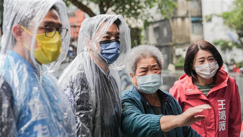 勘災晚到挨轟！蔣萬安衝第一幫阿嬤搬沙包