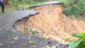 基隆七堵道路「破大洞」！大量黃泥沙傾瀉