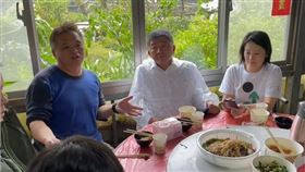 民進黨台北市長候選人陳時中今（17）日上午特別帶上豬腳麵線前去探望當地湖田里里長曹昌正。（圖／陳時中競總提供)
