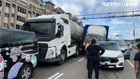 大貨車行駛沙鹿區向上路六段下坡路段，追撞前方5輛停等紅燈的車。（圖／民眾提供）