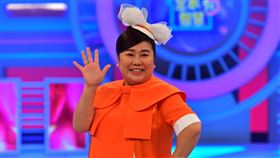 「國民媽媽」林美秀及「OS桑」阿松聯手主持《全家有智慧》。（圖／公視提供）