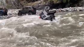 吉普車強行渡溪！裝備噴光「翻滾一圈」驚悚畫面曝（圖／翻攝自爆廢公社）