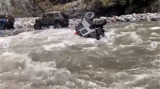 吉普車強行渡溪！裝備噴光慘「翻滾一圈」