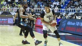 張伯維第二季加盟鋼鐵人，直到日前第三季熱身賽才首度穿上鋼鐵人的戰袍（圖／高雄鋼鐵人）