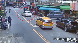 男駕車抽菸拒檢輾騎士　遭移送吞7萬罰單