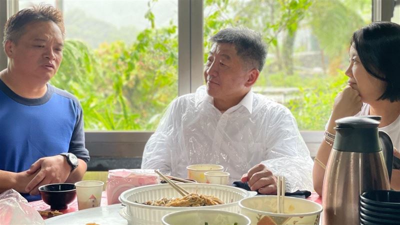 陳時中帶豬腳麵線訪里長